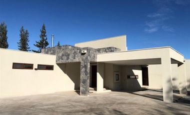Casa En Venta De 5 Dor.5 Ba.450 Mts Los Lirios En Requínoa