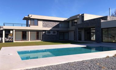 Casa En Venta De 5 Dor.5 Ba.450 Mts Los Lirios En Requínoa