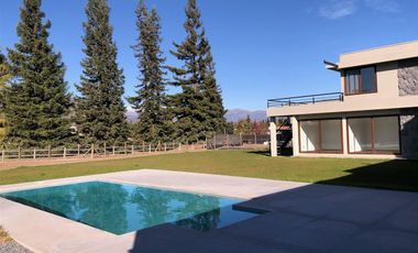 Casa En Venta De 5 Dor.5 Ba.450 Mts Los Lirios En Requínoa