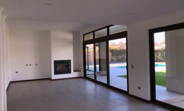 Casa En Venta De 5 Dor.5 Ba.450 Mts Los Lirios En Requínoa