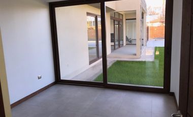 Casa En Venta De 5 Dor.5 Ba.450 Mts Los Lirios En Requínoa