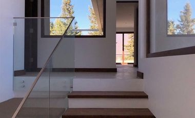 Casa En Venta De 5 Dor.5 Ba.450 Mts Los Lirios En Requínoa