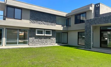 Casa En Venta De 5 Dor.5 Ba.450 Mts Los Lirios En Requínoa