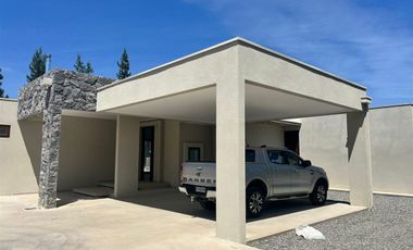 Casa En Venta De 5 Dor.5 Ba.450 Mts Los Lirios En Requínoa