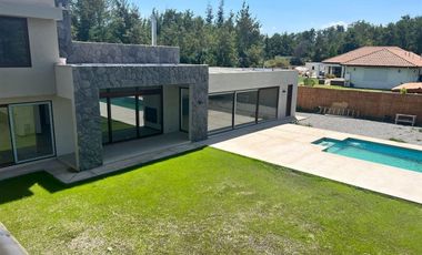 Casa En Venta De 5 Dor.5 Ba.450 Mts Los Lirios En Requínoa