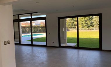 Casa En Venta De 5 Dor.5 Ba.450 Mts Los Lirios En Requínoa