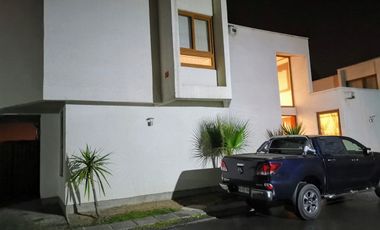 Casa En Venta De 4 Dorm. 3 Baños,condominio Machalí 8.300 Uf