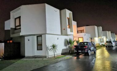 Casa En Venta De 4 Dorm. 3 Baños,condominio Machalí 8.300 Uf