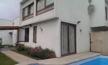 Casa En Venta De 4 Dorm. 3 Baños,condominio Machalí 8.300 Uf