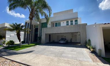 Residencia de Lujo en Campestre Club de Golf Norte a espaldas al Campo de Golf