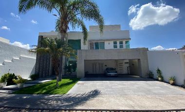 Residencia de Lujo en Campestre Club de Golf Norte a espaldas al Campo de Golf