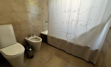 Propiedad en 2 Plantas con Vista al Lago en Fincas de Iraola