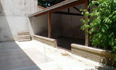 Chalet 5 ambientes totalmente reciclado, a 100 metros de la costa.