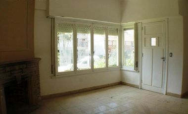 Chalet 5 ambientes totalmente reciclado, a 100 metros de la costa.