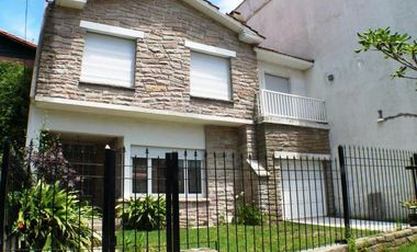 Chalet 5 ambientes totalmente reciclado, a 100 metros de la costa.