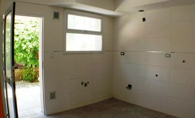 Chalet 5 ambientes totalmente reciclado, a 100 metros de la costa.