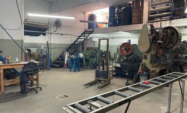 Excelente galpón y departamento en Planta alta en Martin Coronado