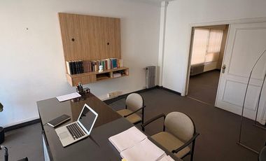Vendo piso completo/oficinas sobre Av Chacabuco