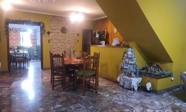 Venta casa 4 ambientes con cochera y jardín en Gerli