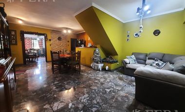 Venta casa 4 ambientes con cochera y jardín en Gerli