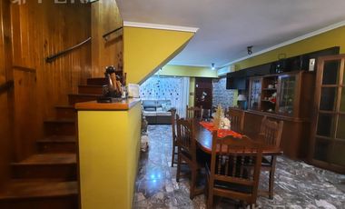 Venta casa 4 ambientes con cochera y jardín en Gerli
