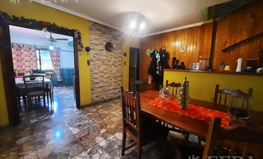 Venta casa 4 ambientes con cochera y jardín en Gerli