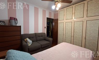 Venta casa 4 ambientes con cochera y jardín en Gerli