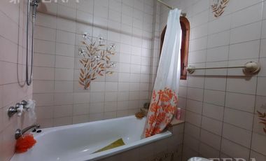 Venta casa 4 ambientes con cochera y jardín en Gerli