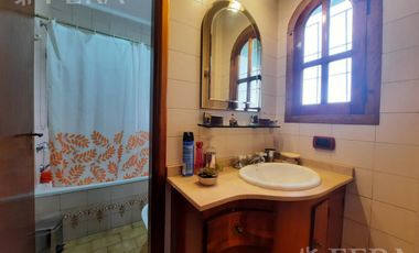 Venta casa 4 ambientes con cochera y jardín en Gerli