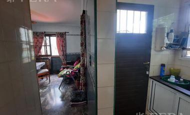 Venta casa 4 ambientes con cochera y jardín en Gerli