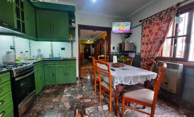 Venta casa 4 ambientes con cochera y jardín en Gerli