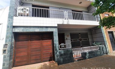 Venta casa 4 ambientes con cochera y jardín en Gerli