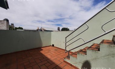 Venta casa 4 ambientes con cochera y jardín en Gerli