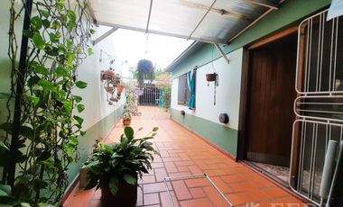Venta casa 4 ambientes con cochera y jardín en Gerli