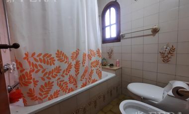 Venta casa 4 ambientes con cochera y jardín en Gerli