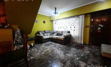 Venta casa 4 ambientes con cochera y jardín en Gerli