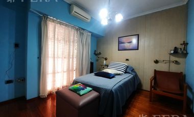 Venta casa 4 ambientes con cochera y jardín en Gerli