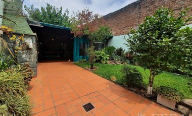 Venta casa 4 ambientes con cochera y jardín en Gerli