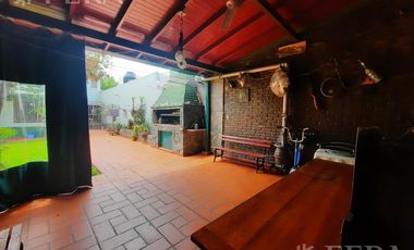 Venta casa 4 ambientes con cochera y jardín en Gerli