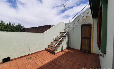 Venta casa 4 ambientes con cochera y jardín en Gerli