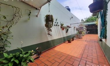 Venta casa 4 ambientes con cochera y jardín en Gerli