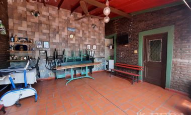 Venta casa 4 ambientes con cochera y jardín en Gerli