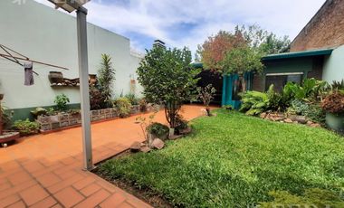 Venta casa 4 ambientes con cochera y jardín en Gerli