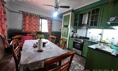 Venta casa 4 ambientes con cochera y jardín en Gerli