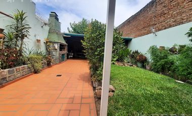 Venta casa 4 ambientes con cochera y jardín en Gerli