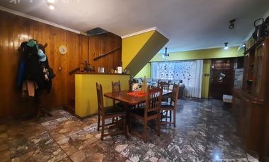 Venta casa 4 ambientes con cochera y jardín en Gerli