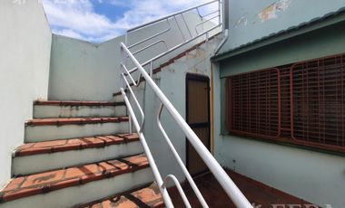 Venta casa 4 ambientes con cochera y jardín en Gerli