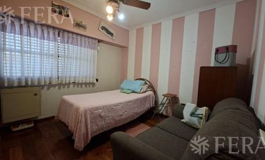 Venta casa 4 ambientes con cochera y jardín en Gerli