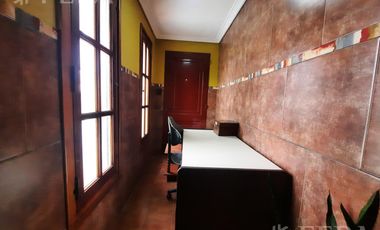 Venta casa 4 ambientes con cochera y jardín en Gerli