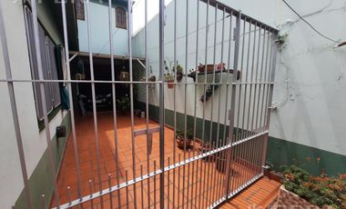 Venta casa 4 ambientes con cochera y jardín en Gerli